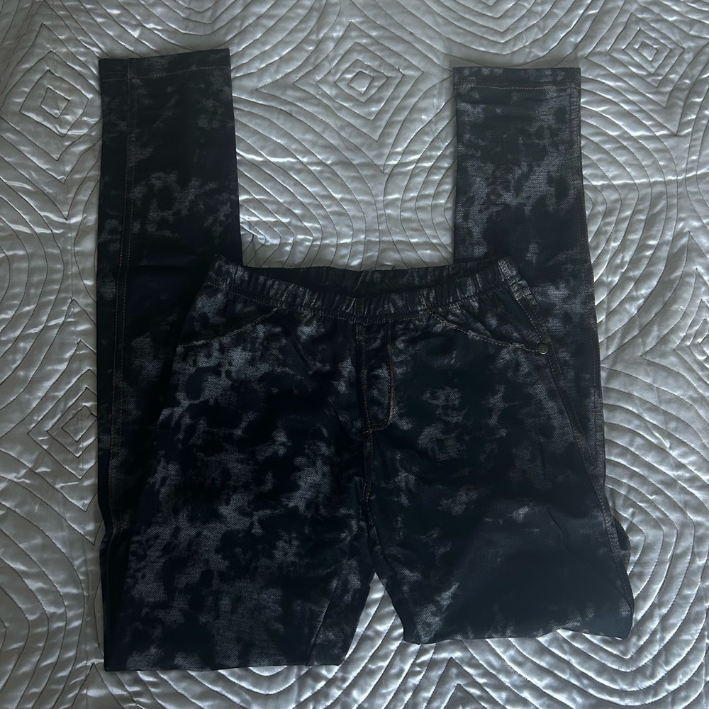 Black and Gray Patterned Leggings
